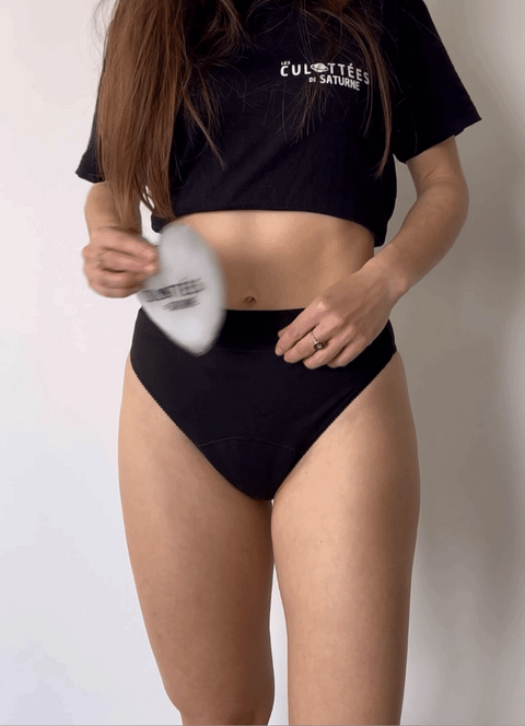 Insérer la bouillotte dans la poche de la culotte